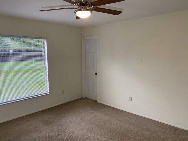 Building Photo - 3/2/2 Deltona available January 5, 2026