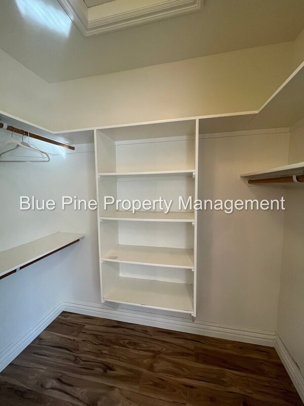 Building Photo - 8426 S Black Hawk Dr