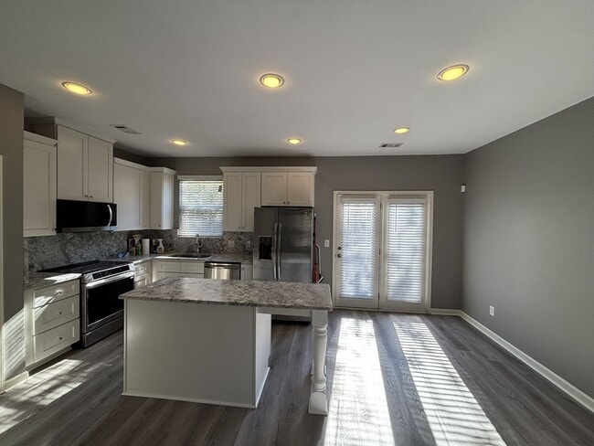 Building Photo - Gated Private Community! Spacious 3 Bedroo...