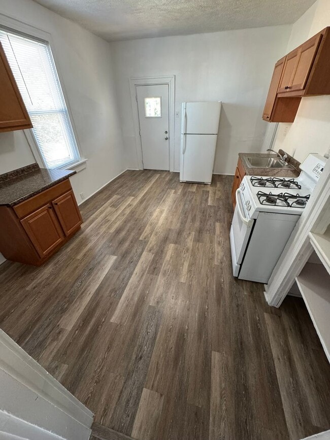 Building Photo - Enormous Completely Updated 4-Bedroom 1-Ba...