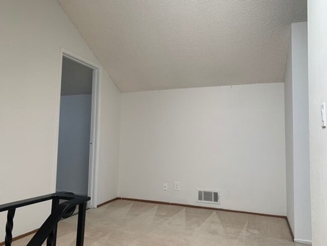 Building Photo - 4 Bed/2 Bath Spacious Home with Big Backyard and New Laminate & Carpet - Union City