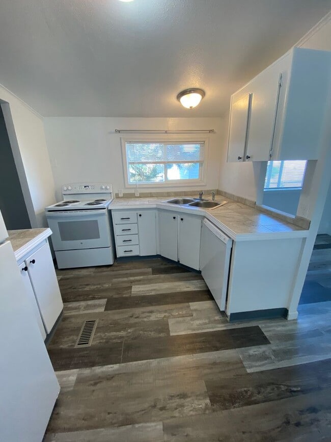 Building Photo - Remodeled