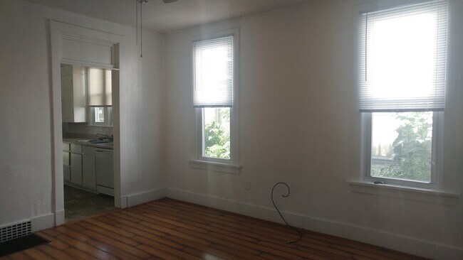 Building Photo - 2-Story House, 4Bed/2Bath washer/dryer hoo...