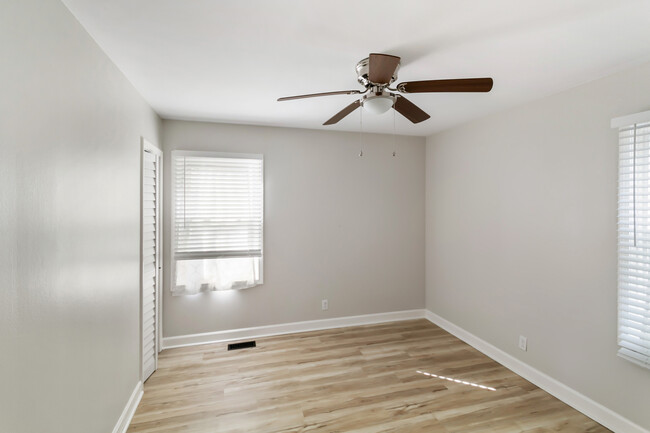 Building Photo - 215 E Maxon Ln