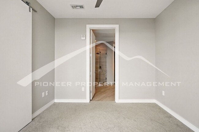 Building Photo - Modern Condo with Washer/Dryer and Central AC