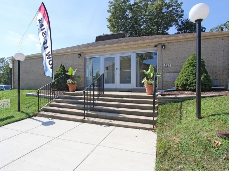 Building Photo - Maplewood Villas