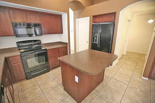 Building Photo - SPACIOUS 4-BEDROOM HOME IN PEORIA CUL-DE-SAC