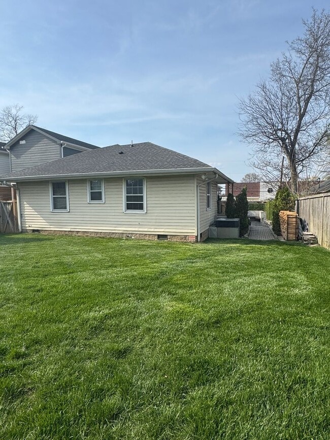 Building Photo - 3 bed, 2.5 bath home with spacious layout and oversized den/bonus room. Features include a fully ...