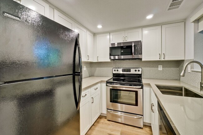 Building Photo - Recently upgraded Condo in a highly desirable location in Sunnyvale.