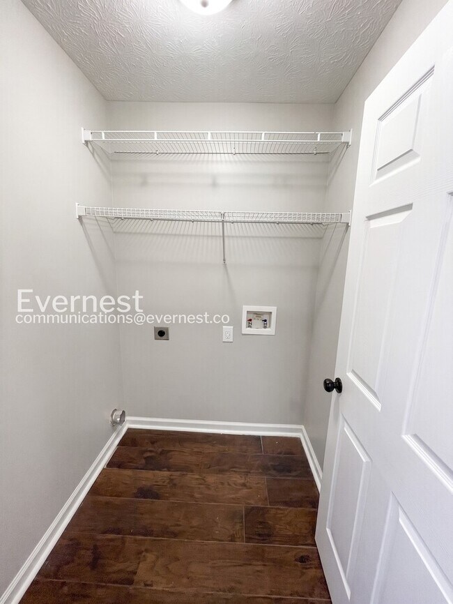 Building Photo - 3 Bed, 2 Bath Home with Off-Street Parking / Pet-Friendly / Available Now!