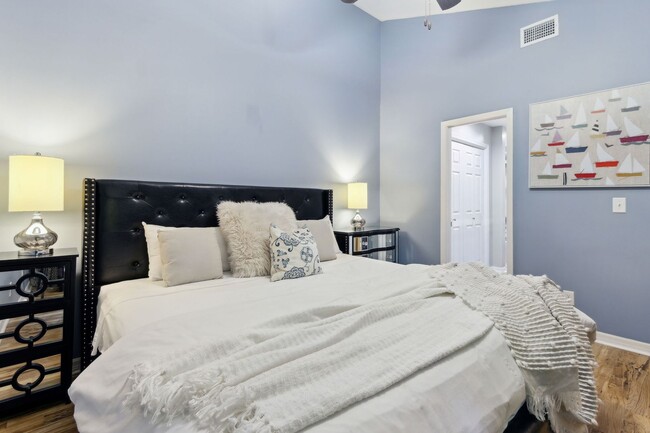 Building Photo - Bright and Modern 2-Bedroom Condo – Walk t...