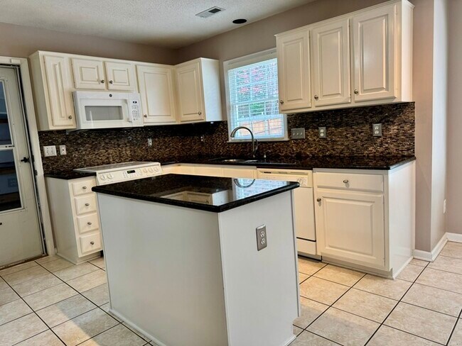 Building Photo - 3004 Southhampton Dr