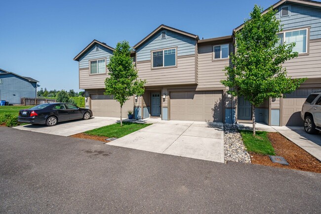 Building Photo - Easy I-205 Access - 3 Bedroom 2.5 Bath Tow...