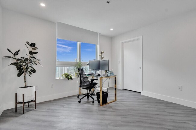 Building Photo - 1900 N Bayshore Dr