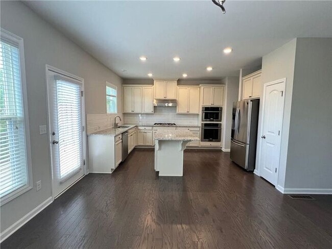 Building Photo - 4-bedroom, 3.5-bathroom townhome in Suwanee Walk!