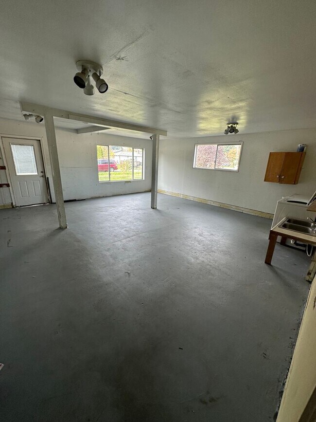 Building Photo - 3 Bedroom 2.5 Bathroom Hardwood Floors Fen...