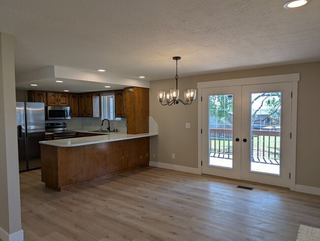 Building Photo - August Rent FREE! Renovated 5-Bed Home + O...