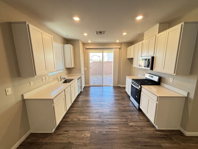 Building Photo - Beautifully Upgraded Single-Story 2BED/2BA...