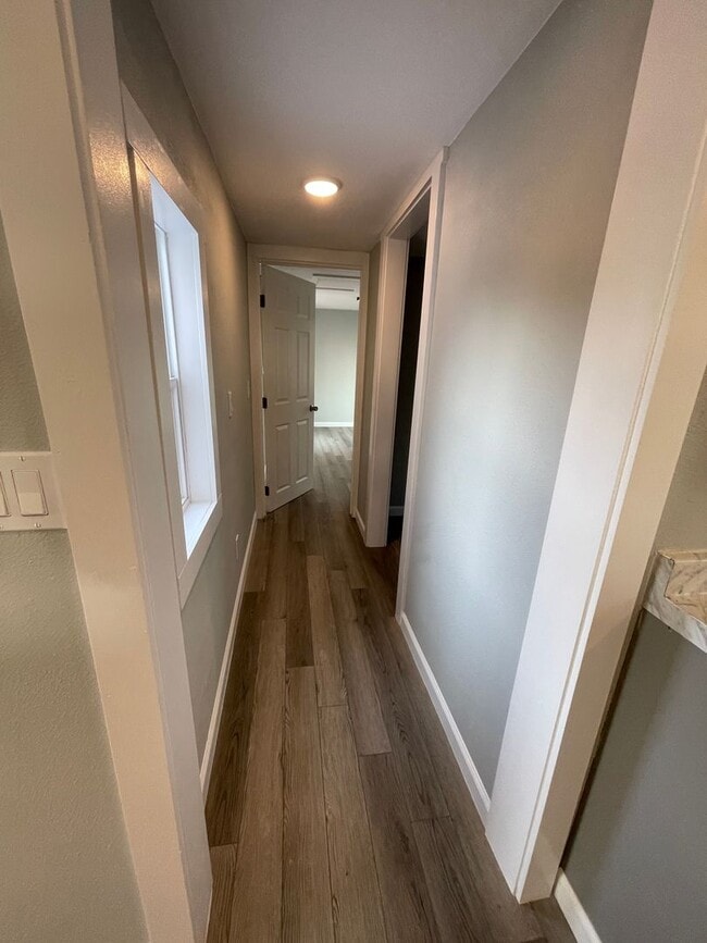 Building Photo - FULLY RENOVATED LESS THAN 2 YEARS - 2BED/1BATH WITH BONUS/OFFICE SPACE