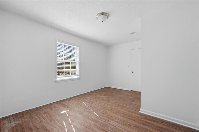 Building Photo - 1460 Hillcrest Dr