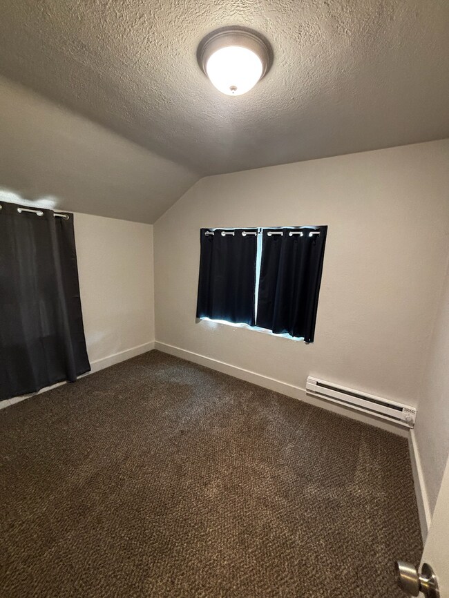 Building Photo - 1428 E Orman Ave