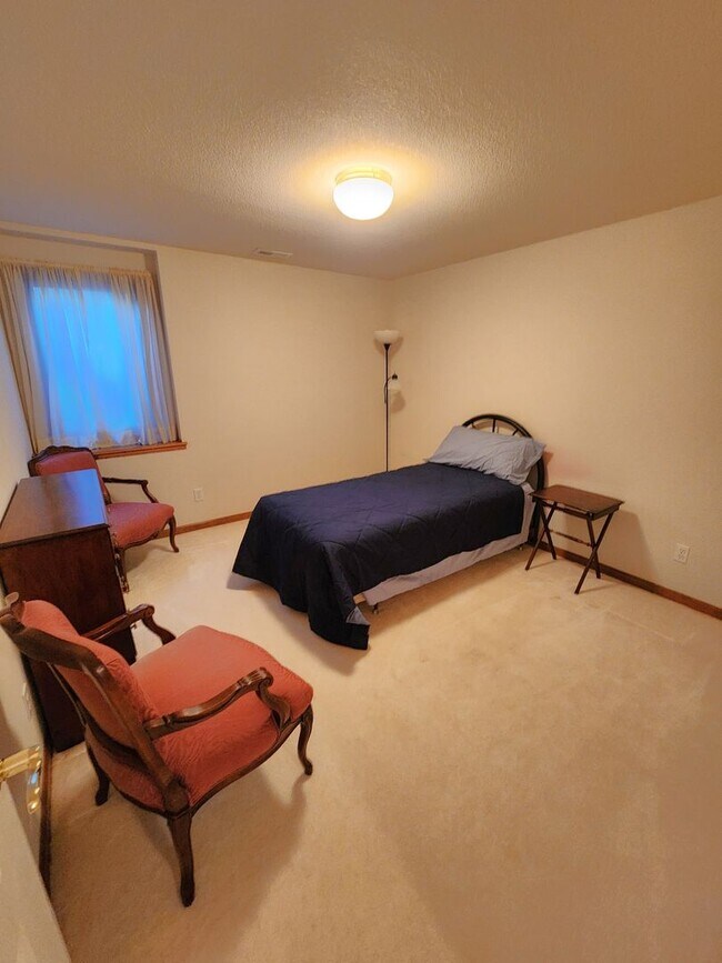 Building Photo - Executive 3+BR, 3BTH Rancher, 2car gar (with ALL utilities only $450/mo) and lawncare and snow re...