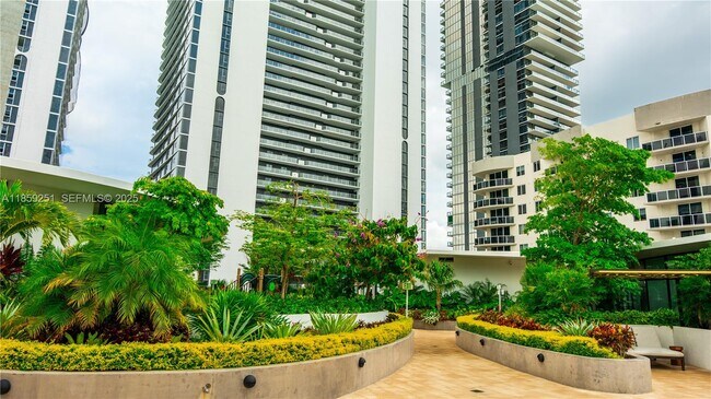 Building Photo - 700 NE 24th St