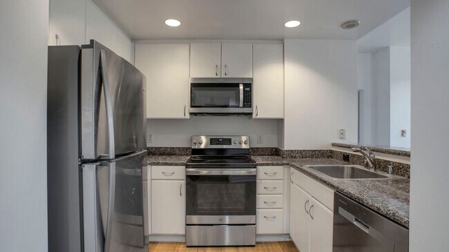 Building Photo - 250 King St