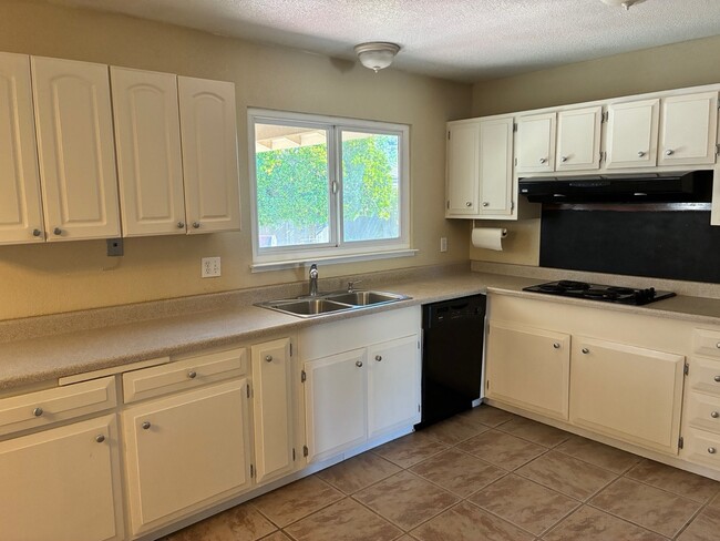 Building Photo - 3236 Rosemont Dr