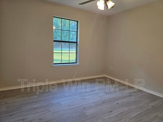 Building Photo - 8 Helen St