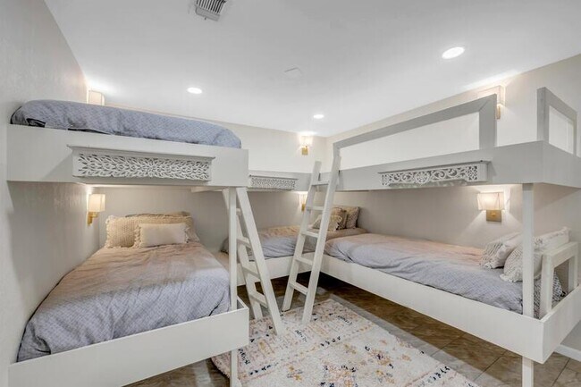 Building Photo - 604 Port