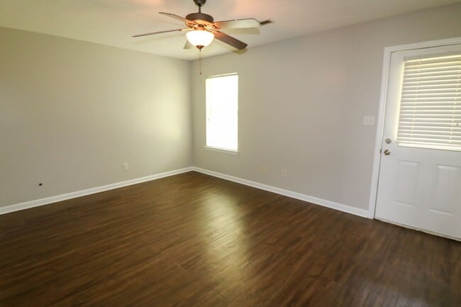 Building Photo - THIS IS A TRIPLEX GROUND FLOOR UNIT IN LINCOLN