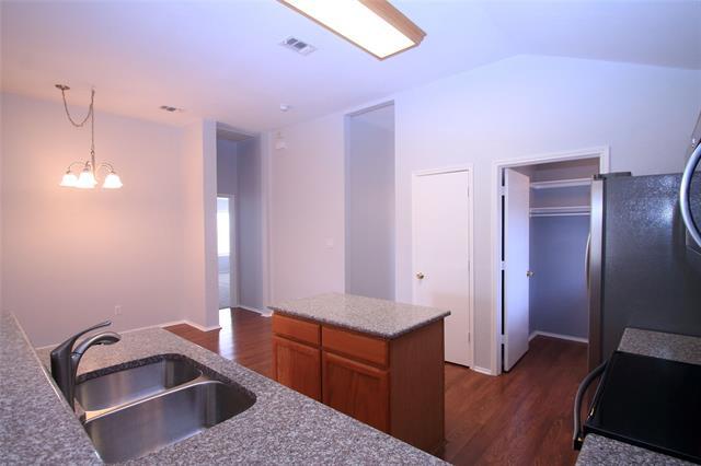 Building Photo - 824 Dixon Ln