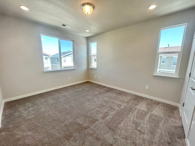 Building Photo - 916 Summer Ct