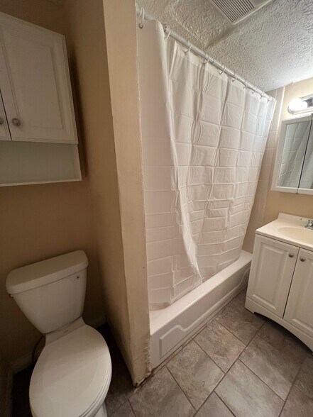 Bathroom - 2210 Victor St