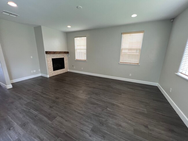 Building Photo - North MERCED: $2200  4 bedroom (4th is a b...