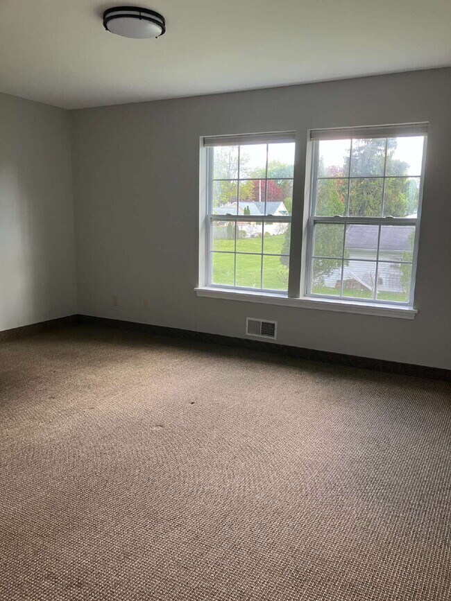 Building Photo - 2 Bedroom Townhome in Fairport Available October 1!