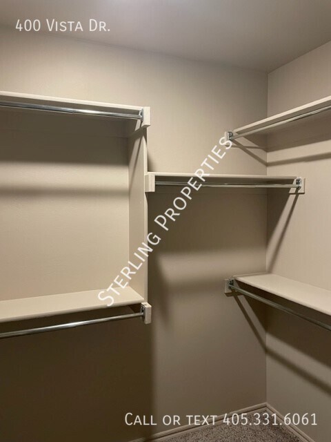 Building Photo - 400 Vista Dr