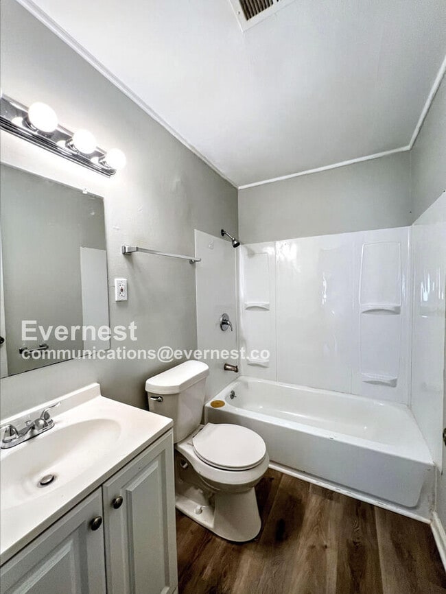 Building Photo - 533 Burkman Dr