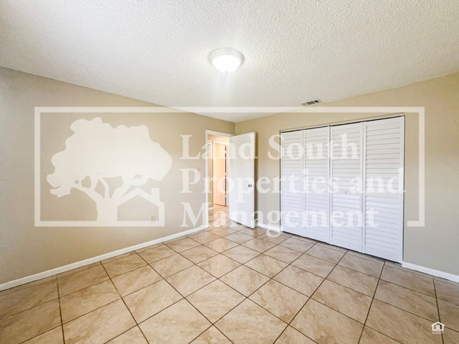 Building Photo - 5827 Charlton Dr