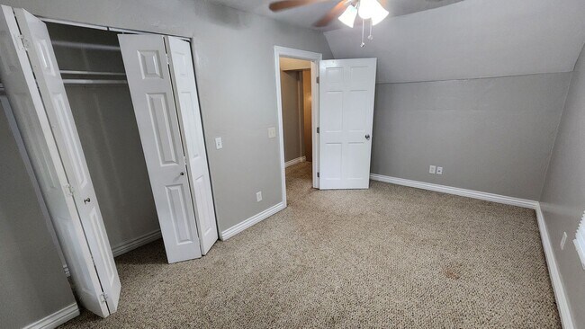 Building Photo - 4 bed 2 bath house in Edmond, OK next to UCO campus
