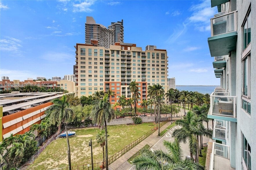 Building Photo - 1900 N Bayshore Dr
