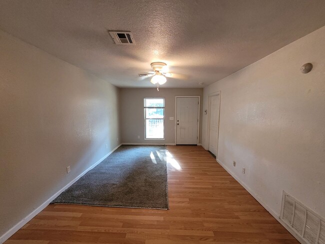 Building Photo - $895 - 2 bedroom/ 2 bathroom - Single Fami...