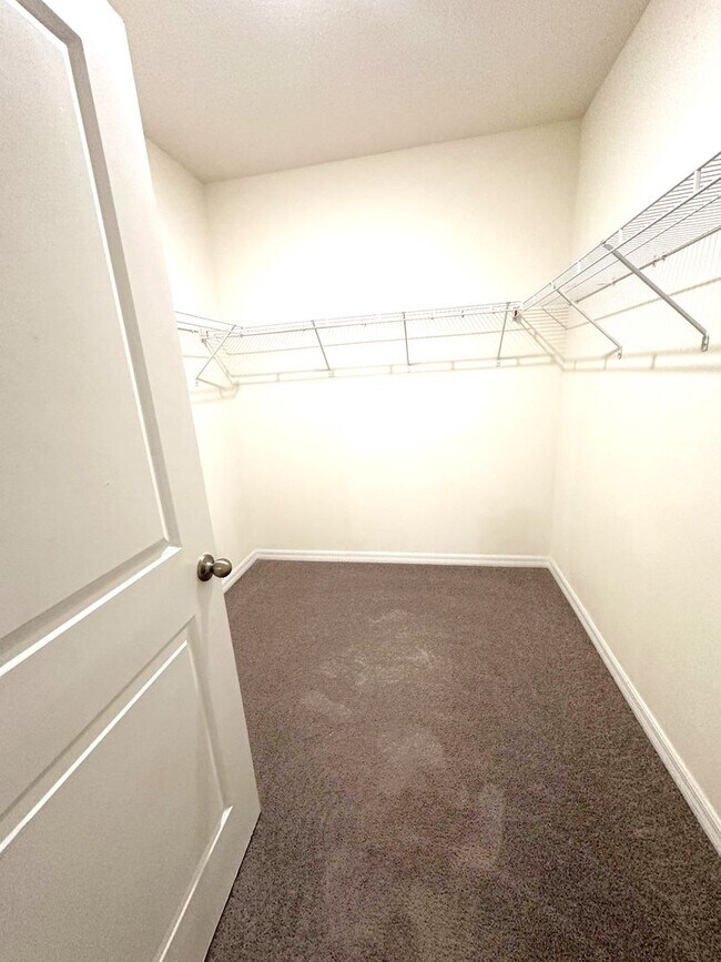 Building Photo - Lake Diamond North 4 Bed, 2 Bath