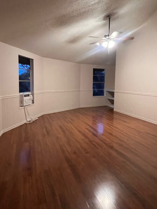 Building Photo - 302 Dallas St