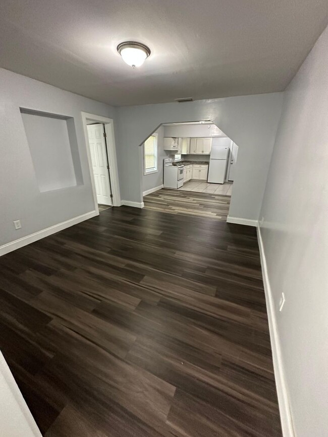 Building Photo - Fully Renovated 3/1 Single Family Ready to...