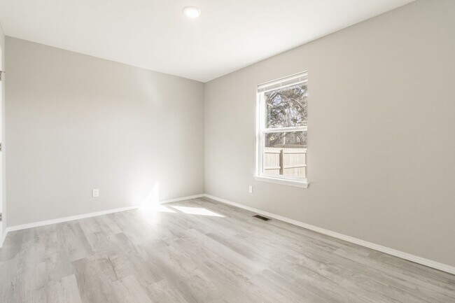 Building Photo - Great four-bedroom home in Northwest Springfield