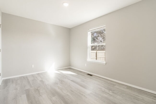 Building Photo - Stunning 4-Bedroom Home