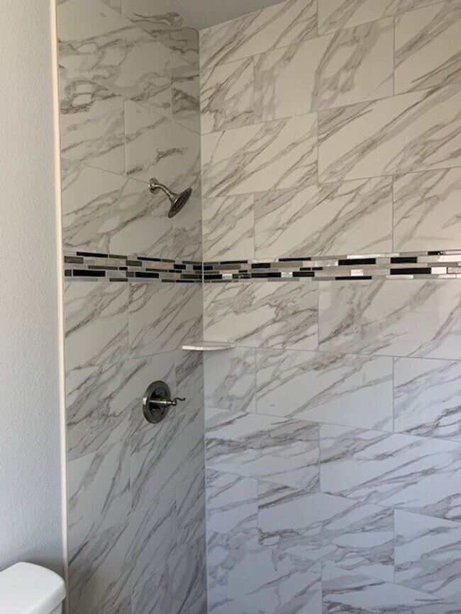 Building Photo - 8 Llosee Ct