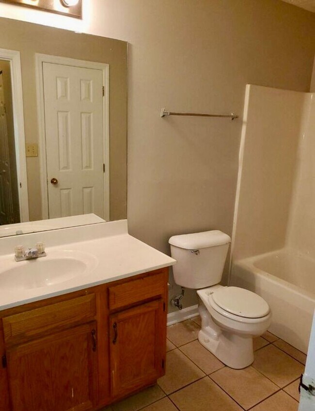 Building Photo - 2 Bedroom Of Richmond Road! ALL ELECTRIC!